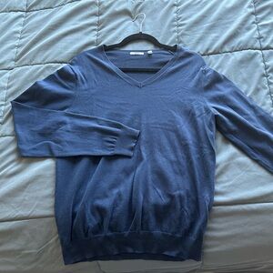 Uniqlo men’s navy blue sweater